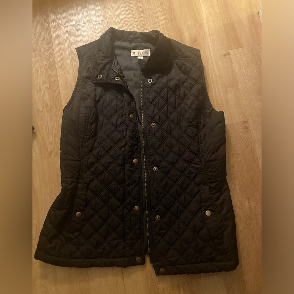 Black fitted puffer vest